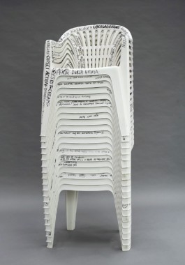 skulpturartiger Stapel der beschrifteten Stühle nach dem Summit 