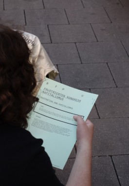 Forschender mit Kongresshandout 