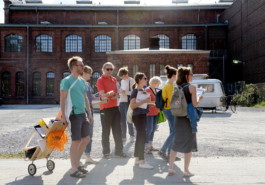 Forschungsgruppe auf dem Weg zum Forschungsfeld